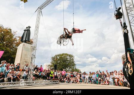 London, Großbritannien. 26. August 2023. Der behinderte Künstler Rodney Bell und Choreograf Chloe Loftus präsentieren auf dem Hügel im Greenwich Park eine spektakuläre Luftfahrt namens „The Air Between US“. Familienfreundliche Aufführungen, Installationen, Tanz und mehr finden auf dem historischen Gelände des Old Royal Naval College, der Cutty Sark Gardens und des Greenwich Park statt. Teil des jährlichen Greenwich and Docklands International Festivals (GDIF) vom 25. August bis 10. September. Quelle: Imageplotter/Alamy Live News Stockfoto