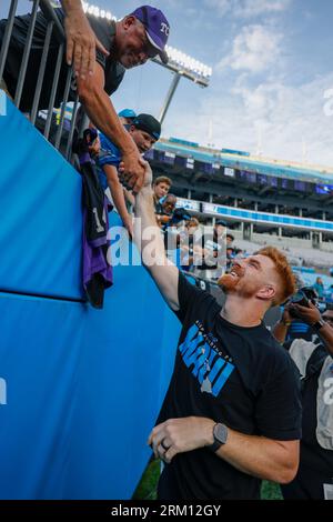 Charlotte, NC, USA: Carolina Panthers Quarterback Andy Dalton (14) schüttelt die Hände mit den Fans während der Vorspielaufwärmups vor einem NFL Preseason-Spiel Stockfoto