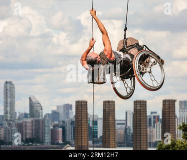 London, Großbritannien. 26. August 2023. Der behinderte Künstler Rodney Bell und Choreograf Chloe Loftus präsentieren auf dem Hügel im Greenwich Park eine spektakuläre Luftfahrt namens „The Air Between US“. Familienfreundliche Aufführungen, Installationen, Tanz und mehr finden auf dem historischen Gelände des Old Royal Naval College, der Cutty Sark Gardens und des Greenwich Park statt. Teil des jährlichen Greenwich and Docklands International Festivals (GDIF) vom 25. August bis 10. September. Quelle: Imageplotter/Alamy Live News Stockfoto