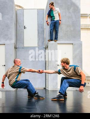 London, Großbritannien. 26. August 2023. Die belgische Gruppe setzt „EXIT“, ein energiegeladenes Zirkus- und Tanzstück, das Akrobatik, Balance-Board und Bühneninszenierung auf einer Bühne mit ständig wechselnden Türen kombiniert, vor einer großen, begeisterten Zuschauermenge auf. Familienfreundliche Aufführungen auf dem historischen Gelände des Old Royal Naval College, der Cutty Sark Gardens und des Greenwich Park, Teil des jährlichen Greenwich and Docklands International Festival (GDIF) vom 25. August bis 10. September. Quelle: Imageplotter/Alamy Live News Stockfoto