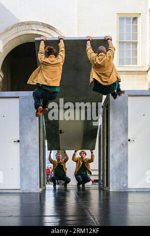 London, Großbritannien. 26. August 2023. Die belgische Gruppe setzt „EXIT“, ein energiegeladenes Zirkus- und Tanzstück, das Akrobatik, Balance-Board und Bühneninszenierung auf einer Bühne mit ständig wechselnden Türen kombiniert, vor einer großen, begeisterten Zuschauermenge auf. Familienfreundliche Aufführungen auf dem historischen Gelände des Old Royal Naval College, der Cutty Sark Gardens und des Greenwich Park, Teil des jährlichen Greenwich and Docklands International Festival (GDIF) vom 25. August bis 10. September. Quelle: Imageplotter/Alamy Live News Stockfoto