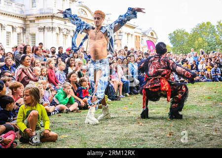 London, Großbritannien. 26. August 2023. Der Catwalk der Kategorie „Diva“ begeistert das Publikum. Auf dem beliebten Family Catwalk Extravaganza vor den Old Royal Naval Colleges werden Künstler aus der Öffentlichkeit in Mode, Tanz und Lip Synching einbezogen. Familienfreundliche Aufführungen auf dem historischen Gelände des Old Royal Naval College, der Cutty Sark Gardens und des Greenwich Park, Teil des jährlichen Greenwich and Docklands International Festival (GDIF) vom 25. August bis 10. September. Quelle: Imageplotter/Alamy Live News Stockfoto