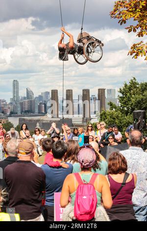 London, Großbritannien. 26. August 2023. Der behinderte Künstler Rodney Bell und Choreograf Chloe Loftus präsentieren auf dem Hügel im Greenwich Park eine spektakuläre Luftfahrt namens „The Air Between US“. Familienfreundliche Aufführungen, Installationen, Tanz und mehr finden auf dem historischen Gelände des Old Royal Naval College, der Cutty Sark Gardens und des Greenwich Park statt. Teil des jährlichen Greenwich and Docklands International Festivals (GDIF) vom 25. August bis 10. September. Quelle: Imageplotter/Alamy Live News Stockfoto