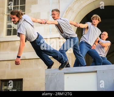 London, Großbritannien. 26. August 2023. Die belgische Gruppe setzt „EXIT“, ein energiegeladenes Zirkus- und Tanzstück, das Akrobatik, Balance-Board und Bühneninszenierung auf einer Bühne mit ständig wechselnden Türen kombiniert, vor einer großen, begeisterten Zuschauermenge auf. Familienfreundliche Aufführungen auf dem historischen Gelände des Old Royal Naval College, der Cutty Sark Gardens und des Greenwich Park, Teil des jährlichen Greenwich and Docklands International Festival (GDIF) vom 25. August bis 10. September. Quelle: Imageplotter/Alamy Live News Stockfoto