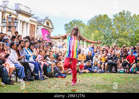 London, Großbritannien. 26. August 2023. Der Catwalk der Kategorie „Diva“ begeistert das Publikum. Auf dem beliebten Family Catwalk Extravaganza vor den Old Royal Naval Colleges werden Künstler aus der Öffentlichkeit in Mode, Tanz und Lip Synching einbezogen. Familienfreundliche Aufführungen auf dem historischen Gelände des Old Royal Naval College, der Cutty Sark Gardens und des Greenwich Park, Teil des jährlichen Greenwich and Docklands International Festival (GDIF) vom 25. August bis 10. September. Quelle: Imageplotter/Alamy Live News Stockfoto