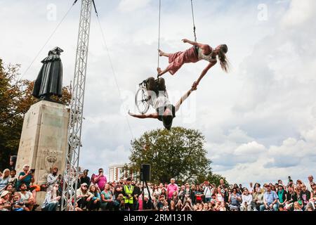London, Großbritannien. 26. August 2023. Der behinderte Künstler Rodney Bell und Choreograf Chloe Loftus präsentieren auf dem Hügel im Greenwich Park eine spektakuläre Luftfahrt namens „The Air Between US“. Familienfreundliche Aufführungen, Installationen, Tanz und mehr finden auf dem historischen Gelände des Old Royal Naval College, der Cutty Sark Gardens und des Greenwich Park statt. Teil des jährlichen Greenwich and Docklands International Festivals (GDIF) vom 25. August bis 10. September. Quelle: Imageplotter/Alamy Live News Stockfoto