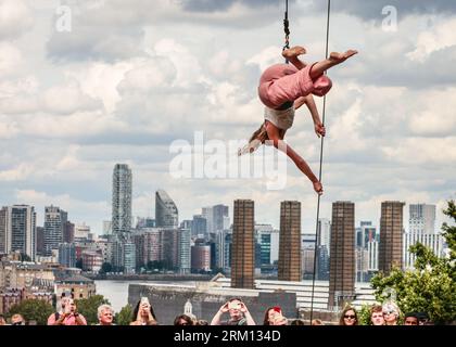 London, Großbritannien. 26. August 2023. Der behinderte Künstler Rodney Bell und Choreograf Chloe Loftus präsentieren auf dem Hügel im Greenwich Park eine spektakuläre Luftfahrt namens „The Air Between US“. Familienfreundliche Aufführungen, Installationen, Tanz und mehr finden auf dem historischen Gelände des Old Royal Naval College, der Cutty Sark Gardens und des Greenwich Park statt. Teil des jährlichen Greenwich and Docklands International Festivals (GDIF) vom 25. August bis 10. September. Quelle: Imageplotter/Alamy Live News Stockfoto