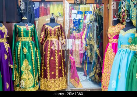 Farbenfrohe Damenbekleidung, die in Manama Bahrain verkauft wird. Damenkleider werden im Laden in Manama Bahrain ausgestellt Stockfoto