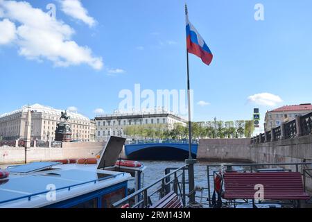 Russische Flagge im Stadtzentrum von Sankt Petersburg. Stockfoto