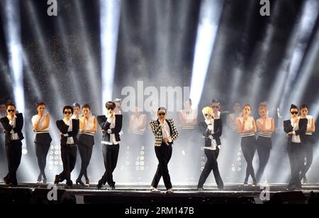 (130413) -- SEOUL, April 13, 2013 (Xinhua) -- South Korean rapper Park Jae-sang (C), better known as Psy, performs during the world premiere of his new single Gentleman at the Seoul World Cup Stadium in Seoul, South Korea, April 13, 2013. (Xinhua/Park Jin-hee)(zhf) SOUTH KOREA-SEOUL-PSY PUBLICATIONxNOTxINxCHN Stock Photo