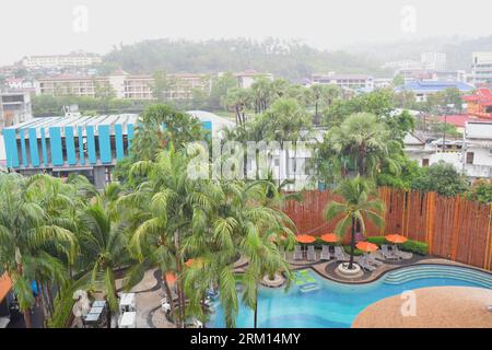Leerer Hotelpool an einem regnerischen Tag in Phuket, Thailand. Stockfoto