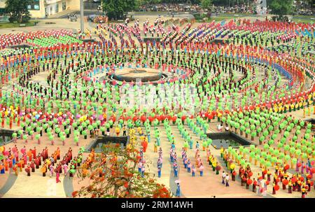 Bildnummer: 59513869  Datum: 14.04.2013  Copyright: imago/Xinhua (130414) -- JINGHONG, April 14, 2013 (Xinhua) -- gather on a square performing a traditional umbrella dance to celebrate the Water Splashing Festival, also the New Year of the Dai ethnic group, in Jinghong City, Dai Autonomous Prefecture of Xishuangbanna, southwest China s Yunnan Province, April 14, 2013. (Xinhua/Qin Qing) (mp) CHINA-YUNNAN-WATER SPLASHING FESTIVAL (CN) PUBLICATIONxNOTxINxCHN Kultur Fest Schirm Schirme Regenschirm premiumd x0x xmb 2013 quer      59513869 Date 14 04 2013 Copyright Imago XINHUA  Jinghong April 14 2 Stock Photo