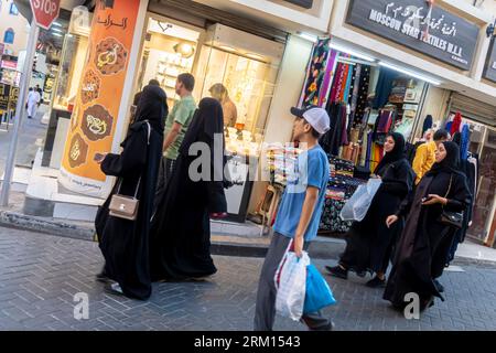 Junge bahrainische Frauen gehen in Manama, dem zentralen Souk von Bahrain, einkaufen Stockfoto