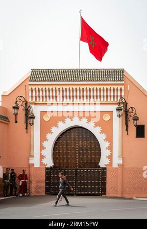 Marrakesch, Marokko, 8. April 2023. Vorderansicht eines Eingangs des Königspalastes mit dekorativen Details im marokkanischen Stil. Stockfoto