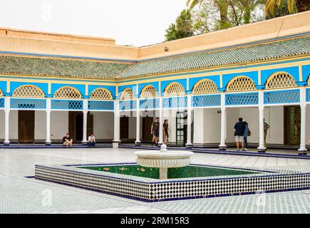 Marrakesch, Marokko, 8. April 2023. Der Blick auf eine antike Tür und bunte Holzrahmen im Marrakesch Bahia Palast. Stockfoto