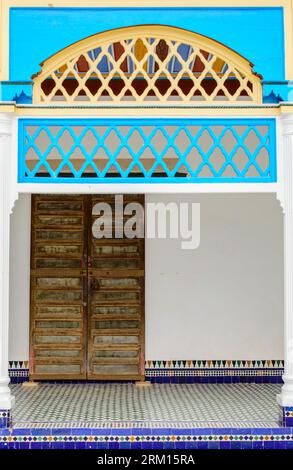 Marrakesch, Marokko, 8. April 2023. Der Blick auf eine antike Tür und einen farbenfrohen Holzrahmen im Marrakesch Bahia Palast. Stockfoto