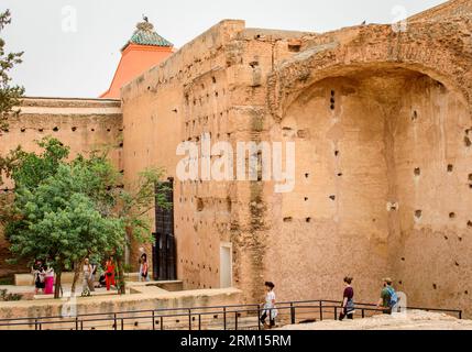 Marrakesch, Marokko, 8. April 2023. Touristen besuchen die antiken Ruinen im Marrakesch Badi Palast. Stockfoto