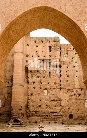 Marrakesch, Marokko, 8. April 2023. Der Blick auf eine alte Mauer unter einem Bogen im Marrakesch Badi Palast. Stockfoto