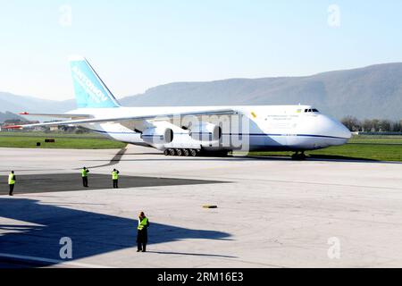 Bildnummer: 59526768 Datum: 16.04.2013 Copyright: imago/Xinhua (130416) -- SARAJEVO, 16. April 2013 (Xinhua) -- ein Antonov 124-100M-150 Transportflugzeug mit Fahrzeugen, die an einer militärischen Übung teilnehmen, landet am Flughafen in Sarajevo, Bosnien-Herzegowina, 16. April 2013. Die EUFOR hat zwischen dem 15. April und dem 28. April 2013 in Bosnien und Herzegowina eine militärische Schnellreaktion durchgeführt. (Xinhua/Haris Memija)(xzj) BOSNIEN UND HERZEGOWINA-ANTONOV 124-ANKUNFT PUBLICATIONxNOTxINxCHN Objekte Flugzeug Bosnien Herzegowina xdp x0x 2013 quer premiumd 59526768 Datum 16 04 2013 Copyright Imago Stockfoto