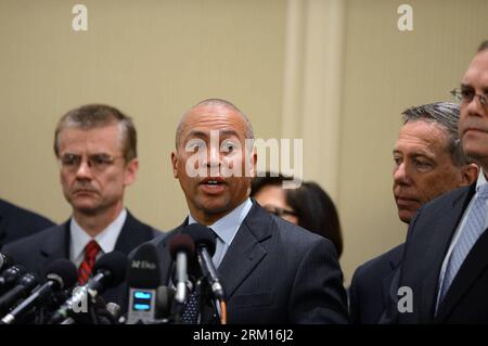 130416 -- BOSTON, 16. April 2013 Xinhua -- Gouverneur von Massachusetts Deval Patrick 2nd L nimmt am 16. April 2013 an einer Pressekonferenz in Boston, USA, Teil. Die Zahl der Todesopfer ist auf drei gestiegen, wobei 176 Menschen verletzt wurden, von denen 17 unter kritischen Bedingungen litten. Xinhua/Wang Lei US-BOSTON-PRESSEKONFERENZ PUBLICATIONxNOTxINxCHN Stockfoto