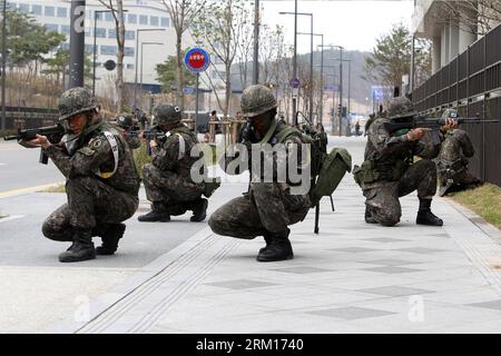 Bildnummer: 59529575  Datum: 17.04.2013  Copyright: imago/Xinhua (130417) -- SEJONG, April 17, 2013 (Xinhua) -- South Korean soldiers take part in a joint anti-terror exercise at a government building in Sejong city, south of Seoul, South Korea, April 17, 2013. (Xinhua/Park Jin-hee) (bxq) SOUTH KOREA-SEJONG-ANTI-TERROR EXERCISE PUBLICATIONxNOTxINxCHN Gesellschaft x2x xkg 2013 quer premiumd  o0 Antiterror Übung Militär Soldat Armee Militärübung Antiterrorübung Antiterroreinheit Spezialeinheit     59529575 Date 17 04 2013 Copyright Imago XINHUA   April 17 2013 XINHUA South Korean Soldiers Take P Stock Photo