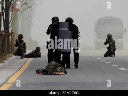 Bildnummer: 59529573  Datum: 17.04.2013  Copyright: imago/Xinhua (130417) -- SEJONG, April 17, 2013 (Xinhua) -- South Korean police officers and soldiers take part in a joint anti-terror exercise at a government building in Sejong city, south of Seoul, South Korea, April 17, 2013. (Xinhua/Park Jin-hee) (bxq) SOUTH KOREA-SEJONG-ANTI-TERROR EXERCISE PUBLICATIONxNOTxINxCHN Gesellschaft x2x xkg 2013 quer premiumd o0 Antiterror Übung Militär Soldat Armee Militärübung Antiterrorübung Antiterroreinheit Spezialeinheit     59529573 Date 17 04 2013 Copyright Imago XINHUA   April 17 2013 XINHUA South Kor Stock Photo