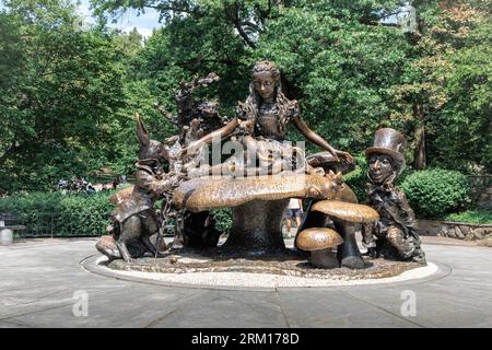 NEW YORK, USA, 6. AUGUST 2023: Alice im Wunderland Skulptur im Central Park von Jose de Creeft Stockfoto