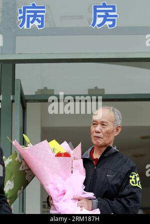 Bildnummer: 59535746  Datum: 18.04.2013  Copyright: imago/Xinhua (130418) -- SHANGHAI, April 18, 2013 (Xinhua) -- An H7N9 patient surnamed Yang is discharged from Shanghai Public Health Clinic Center after being successfully treated in Shanghai, east China, April 18, 2013. The 66-year-old Shanghai man showed flu symptoms on March 31 and was confirmed to be infected on April 6. Doctors said he now carries antibodies against the virus and will not be infected again. (Xinhua/Ding Ting) (wqq) CHINA-SHANGHAI-H7N9-PATIENT-DISCHARGE (CN) PUBLICATIONxNOTxINxCHN Gesellschaft Vogelgrippe Heilung Patient Stock Photo