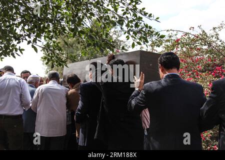 Bildnummer: 59535893  Datum: 18.04.2013  Copyright: imago/Xinhua (130418) -- CAIRO, April 18, 2013 (Xinhua) -- Jewish Egyptians carry the coffin of president of the Egyptian Jewish Community Carmen Weinstein during her burial ceremony in the Jewish cemetery in Al-Basaten district in Cairo, Egypt, April 18, 2013. Carmen Weinstein, the leader of Egypt s tiny remaining Jewish community, died on April 13 at the age of 84, a friend and lawyer said. Weinstein, who fought for the preservation of Jewish synagogues and heritage sites in Egypt, died of natural causes, said Magda Haroun, one of the few J Stock Photo