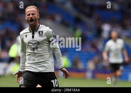 Cardiff, Großbritannien. 26. August 2023. Barry Bannan von Sheffield Wednesday reagiert. EFL Skybet Championship Match, Cardiff City gegen Sheffield Mittwoch im Cardiff City Stadium in Cardiff, Wales am Samstag, den 26. August 2023. Dieses Bild darf nur zu redaktionellen Zwecken verwendet werden. Nur redaktionelle Verwendung, Bild von Andrew Orchard/Andrew Orchard Sports Photography/Alamy Live News Credit: Andrew Orchard Sports Photography/Alamy Live News Stockfoto