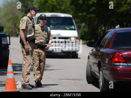 Bildnummer: 59541849  Datum: 19.04.2013  Copyright: imago/Xinhua Police guard a road leading to the fertilizer plant in West, Texas, the United States, April 19, 2013.   (Xinhua/Wang Lei) (zw) U.S.-WEST-FERTILIZER PLANT-BLAST-AID PUBLICATIONxNOTxINxCHN Gesellschaft USA Explosion Düngemittelfabrik Fabrik Düngemittel Hilfe xcb x2x 2013 quer premiumd o0 Polizei Polizist Verkehrskontrolle     59541849 Date 19 04 2013 Copyright Imago XINHUA Police Guard a Road Leading to The fertilizer plant in WEST Texas The United States April 19 2013 XINHUA Wang Lei ZW U S WEST fertilizer plant Blast Aid PUBLICA Stock Photo