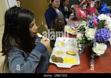 Bildnummer: 59541846  Datum: 19.04.2013  Copyright: imago/Xinhua A child who was evacuated from the fertilizer plant blast affected area has breakfast in a church in West, Texas, the United States, April 19, 2013.   (Xinhua/Wang Lei) (zw) U.S.-WEST-FERTILIZER PLANT-BLAST-AID PUBLICATIONxNOTxINxCHN Gesellschaft USA Explosion Düngemittelfabrik Fabrik Düngemittel Hilfe xcb x2x 2013 quer premiumd  o0 Katastrophenhilfe humanitäre Hilfe Essen Ernährung Kind     59541846 Date 19 04 2013 Copyright Imago XINHUA a Child Who what evacuated from The fertilizer plant Blast Affected Area has Breakfast in a Stock Photo