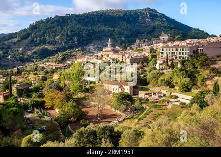 Valldemossa, Spanien, Mallorca - 08. November 2022:: Panoramablick auf das malerische Bergdorf Valldemossa in Spanien auf der Insel Mallorc Stockfoto