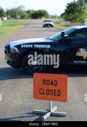 Bildnummer: 59542263  Datum: 19.04.2013  Copyright: imago/Xinhua Road leading to the fertilizer plant is closed in West, Texas, the United States, April 19, 2013.   (Xinhua/Wang Lei) (zw) U.S.-WEST-FERTILIZER PLANT-BLAST-AID PUBLICATIONxNOTxINxCHN Gesellschaft USA Explosion Düngemittelfabrik Fabrik Düngemittel Hilfe xcb x2x 2013 hoch premiumd o0 Polizei Polizeisperre Straßensperre     59542263 Date 19 04 2013 Copyright Imago XINHUA Road Leading to The fertilizer plant IS Closed in WEST Texas The United States April 19 2013 XINHUA Wang Lei ZW U S WEST fertilizer plant Blast Aid PUBLICATIONxNOTx Stock Photo