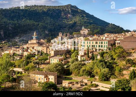 Valldemossa, Spanien, Mallorca - 08. November 2022:: Panoramablick auf das malerische Bergdorf Valldemossa in Spanien auf der Insel Mallorc Stockfoto