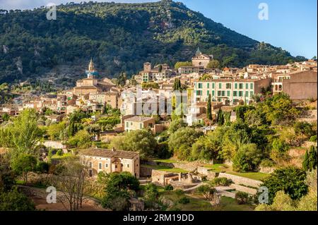 Valldemossa, Spanien, Mallorca - 08. November 2022:: Panoramablick auf das malerische Bergdorf Valldemossa in Spanien auf der Insel Mallorc Stockfoto