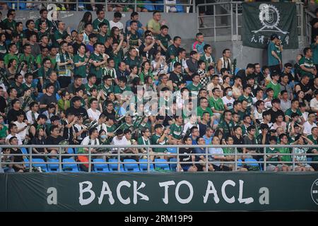 Hangzhou, China. August 2023. Zhejiang FC Fans jubeln während der AFC Champion League Qualifying Play off Match zwischen Zhejiang FC und Port FC im Huzhou Olympic Sports Center. (Endstand; Zhejiang FC 1:0 Port FC) (Foto: Amphol Thongmueangluang/SOPA Images/SIPA USA) Credit: SIPA USA/Alamy Live News Stockfoto