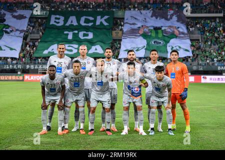 Hangzhou, China. August 2023. Die Spieler des Port FC posieren für ein Gruppenfoto, bevor sich die AFC Champion League qualifizieren Play-off-Match zwischen Zhejiang FC und Port FC im Huzhou Olympic Sports Center. (Endstand; Zhejiang FC 1:0 Port FC) (Foto: Amphol Thongmueangluang/SOPA Images/SIPA USA) Credit: SIPA USA/Alamy Live News Stockfoto