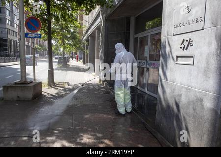 Brüssel, Belgien. 26. August 2023. Eine Person, die Schutzkleidung trägt, verwendet einen Hochdruckreiniger während einer Polizeiaktion im Zusammenhang mit Kriminalität und antisozialem Verhalten in und um den Bahnhof Brussel-Zuid/Bruxelles-Midi Brüssel Süd, Samstag, den 26. August 2023. Bis zu 200 Offiziere stiegen auf die Station ab, führten Kontrollen durch und wirkten, um die Sicherheit und Hygiene der Station zu verbessern. BELGA PHOTO NICOLAS MAETERLINCK Credit: Belga News Agency/Alamy Live News Stockfoto