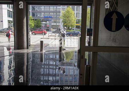 Brüssel, Belgien. 26. August 2023. Eine Person, die Schutzkleidung trägt, verwendet einen Hochdruckreiniger während einer Polizeiaktion im Zusammenhang mit Kriminalität und antisozialem Verhalten in und um den Bahnhof Brussel-Zuid/Bruxelles-Midi Brüssel Süd, Samstag, den 26. August 2023. Bis zu 200 Offiziere stiegen auf die Station ab, führten Kontrollen durch und wirkten, um die Sicherheit und Hygiene der Station zu verbessern. BELGA PHOTO NICOLAS MAETERLINCK Credit: Belga News Agency/Alamy Live News Stockfoto