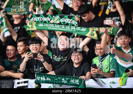 Hangzhou, China. August 2023. Zhejiang FC Fans jubeln während der AFC Champion League Qualifying Play off Match zwischen Zhejiang FC und Port FC im Huzhou Olympic Sports Center. (Endstand; Zhejiang FC 1:0 Port FC) (Foto: Amphol Thongmueangluang/SOPA Images/SIPA USA) Credit: SIPA USA/Alamy Live News Stockfoto