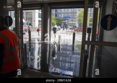 Brüssel, Belgien. 26. August 2023. Eine Person, die Schutzkleidung trägt, verwendet einen Hochdruckreiniger während einer Polizeiaktion im Zusammenhang mit Kriminalität und antisozialem Verhalten in und um den Bahnhof Brussel-Zuid/Bruxelles-Midi Brüssel Süd, Samstag, den 26. August 2023. Bis zu 200 Offiziere stiegen auf die Station ab, führten Kontrollen durch und wirkten, um die Sicherheit und Hygiene der Station zu verbessern. BELGA PHOTO NICOLAS MAETERLINCK Credit: Belga News Agency/Alamy Live News Stockfoto