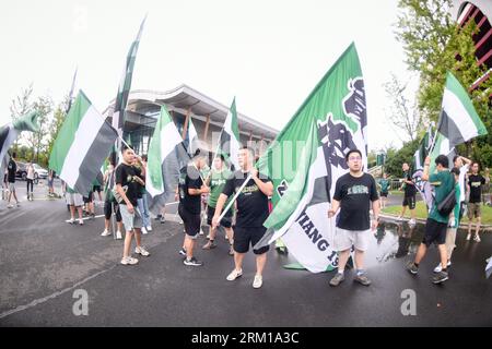 Hangzhou, China. August 2023. Zhejiang FC Fans jubeln während der AFC Champion League Qualifying Play off Match zwischen Zhejiang FC und Port FC im Huzhou Olympic Sports Center. (Endstand; Zhejiang FC 1:0 Port FC) (Foto: Amphol Thongmueangluang/SOPA Images/SIPA USA) Credit: SIPA USA/Alamy Live News Stockfoto