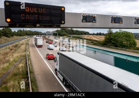 LEEDS, GROSSBRITANNIEN – 25. AUGUST 2023. Ein Überkopfwarnschild auf einer stark befahrenen britischen Autobahn warnt Autofahrer, die Geschwindigkeit zu verringern und wegen eines q Stockfoto