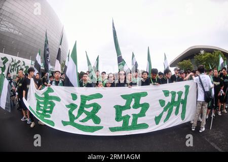 Hangzhou, China. August 2023. Zhejiang FC Fans jubeln während der AFC Champion League Qualifying Play off Match zwischen Zhejiang FC und Port FC im Huzhou Olympic Sports Center. (Endstand; Zhejiang FC 1:0 Port FC) (Foto: Amphol Thongmueangluang/SOPA Images/SIPA USA) Credit: SIPA USA/Alamy Live News Stockfoto