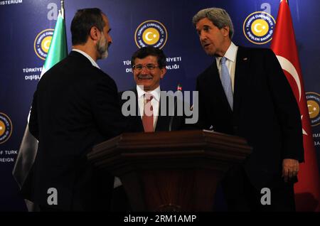 Bildnummer: 59545969 Datum: 20.04.2013 Copyright: imago/Xinhua ISTANBUL, 20. April 2013 - der türkische Außenminister Ahmet Davutoglu (C), der US-Außenminister John Kerry (R) und der Präsident der Syrischen Nationalen Koalition Ahmed Moaz al-Khatib nehmen an der Pressekonferenz nach dem Treffen der Freunde Syriens in Istanbul der Türkei am 20. April 2013 Teil. Außenminister aus elf westlichen und arabischen Ländern nahmen am Samstag an dem Treffen der Freunde Syriens Teil, um der syrischen Opposition zu helfen und einen konkreten Aktionsplan zur Beendigung des zweijährigen Konflikts zu erkunden. (Xinhua/Lu Zhe) (Axy) TÜRKEI-ISTANBUL- FRIENDS OF SY Stockfoto