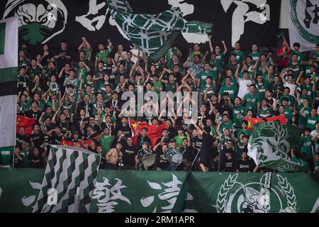 Hangzhou, China. August 2023. Zhejiang FC Fans jubeln während der AFC Champion League Qualifying Play off Match zwischen Zhejiang FC und Port FC im Huzhou Olympic Sports Center. (Endstand; Zhejiang FC 1:0 Port FC) (Foto: Amphol Thongmueangluang/SOPA Images/SIPA USA) Credit: SIPA USA/Alamy Live News Stockfoto