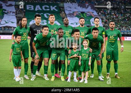 Hangzhou, China. August 2023. Die Spieler des Port FC posieren für ein Gruppenfoto, bevor sich die AFC Champion League qualifizieren Play-off-Match zwischen Zhejiang FC und Port FC im Huzhou Olympic Sports Center. (Endstand; Zhejiang FC 1:0 Port FC) (Foto: Amphol Thongmueangluang/SOPA Images/SIPA USA) Credit: SIPA USA/Alamy Live News Stockfoto