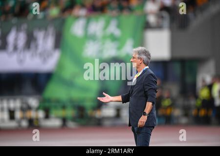 Hangzhou, China. August 2023. Cheftrainer Jordi Vinyals vom Zhejiang FC während der AFC Champion League im Huzhou Olympic Sports Center. (Endstand; Zhejiang FC 1:0 Port FC) (Foto: Amphol Thongmueangluang/SOPA Images/SIPA USA) Credit: SIPA USA/Alamy Live News Stockfoto