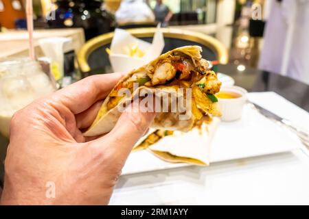 Hummer Quesadilla wird in der Tea Lobby Lounge Rutz Carlton Bahrain serviert Stockfoto